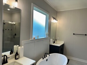 Een haardroger, handdoeken, zeep, toiletpapier