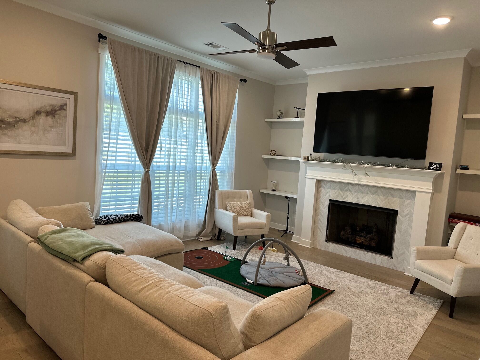 Téléviseur connecté, foyer, table de ping-pong, livres