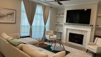 Téléviseur connecté, foyer, table de ping-pong, livres