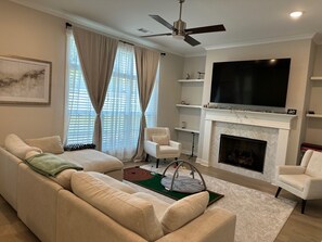 Smart-TV, peis, bordtennis og bøker