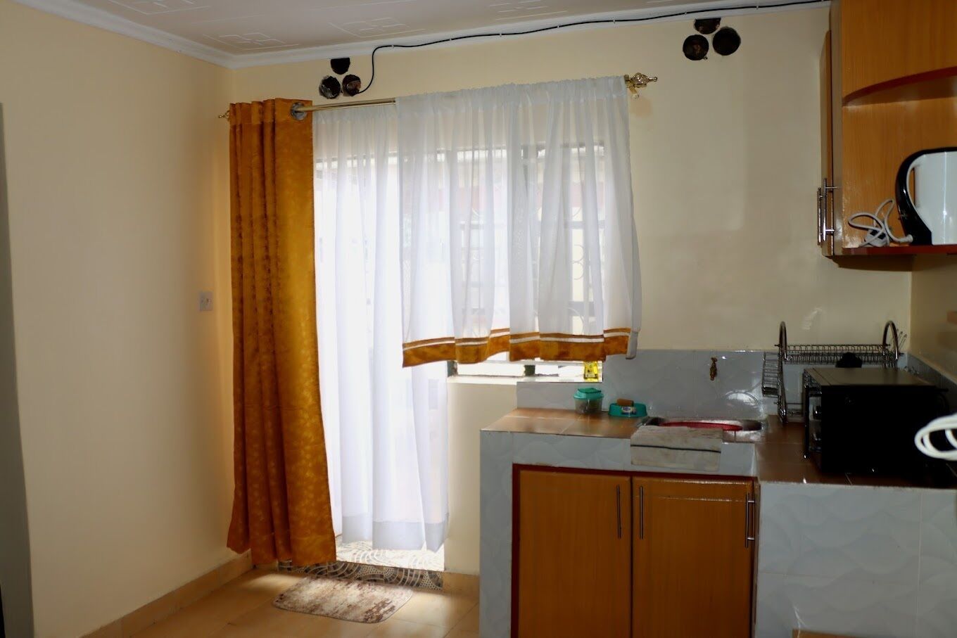Deluxe Apartment | Private kitchen | Fridge, microwave, cookware/dishes/utensils
