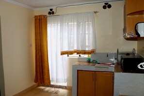 Căn hộ Deluxe | Bếp riêng | Tủ lạnh, lò vi sóng, dụng cụ nấu nướng/bát dĩa/dao nĩa 