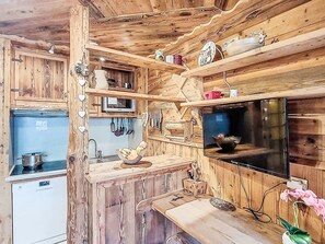 KĂŒhlschrank, Mikrowelle, GeschirrspĂŒler, Kochgeschirr/Geschirr/Besteck