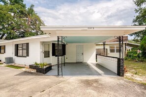 Une maison de plain-pied avec un garage fermé, une porte d’entrée et une boîte aux lettres.