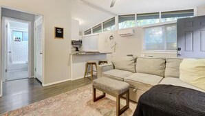 A modern living room with a sofa, a bench, and a ceiling fan. - Pet-friendly Getaway near Cheyenne Cañon&Ivy wild (Colorado Springs)
