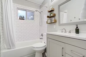 Een haardroger, handdoeken, zeep, toiletpapier