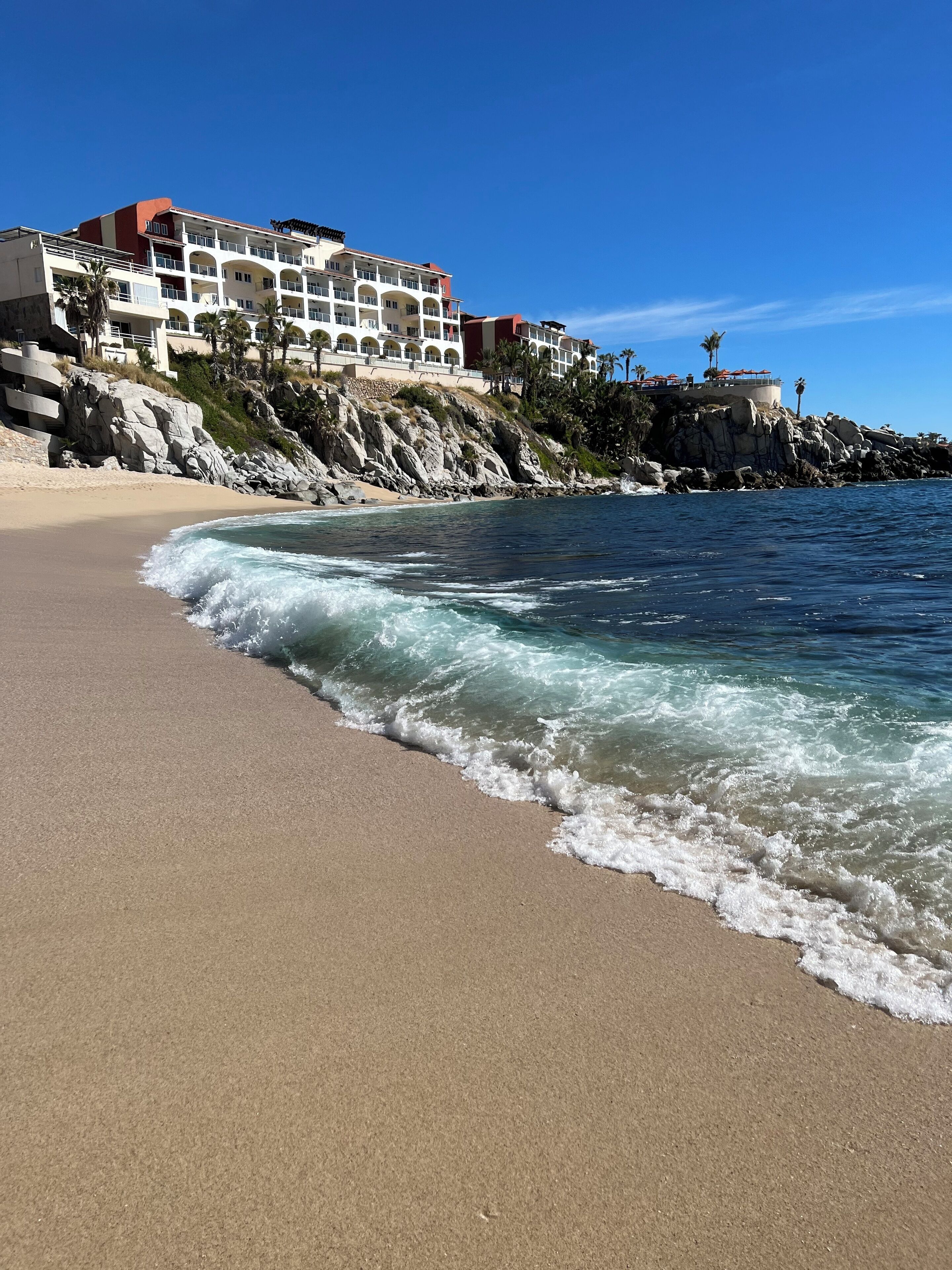 Nära stranden, solstolar och strandhanddukar