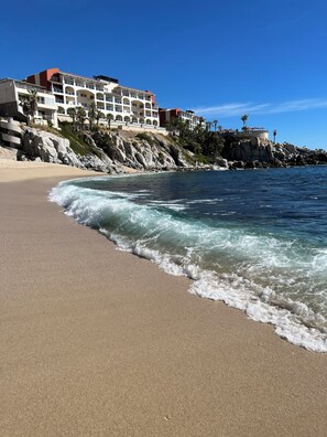 Beach nearby, sun loungers, beach towels