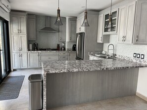 Kühlschrank, Mikrowelle, Herdplatte, Geschirrspüler