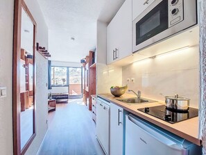 Fridge, oven, dishwasher, cookware/dishes/utensils - Les Olympiades by Interhome (Val Thorens)