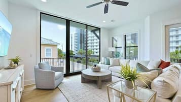 Smart-TV, Videospiele, Tischfußball, Stereoanlage