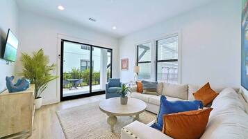 Smart-TV, Videospiele, Tischfußball, Stereoanlage