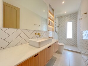 Hus, balkong, kanalutsikt | Bad | Dusj, hårføner, håndklær og såpe