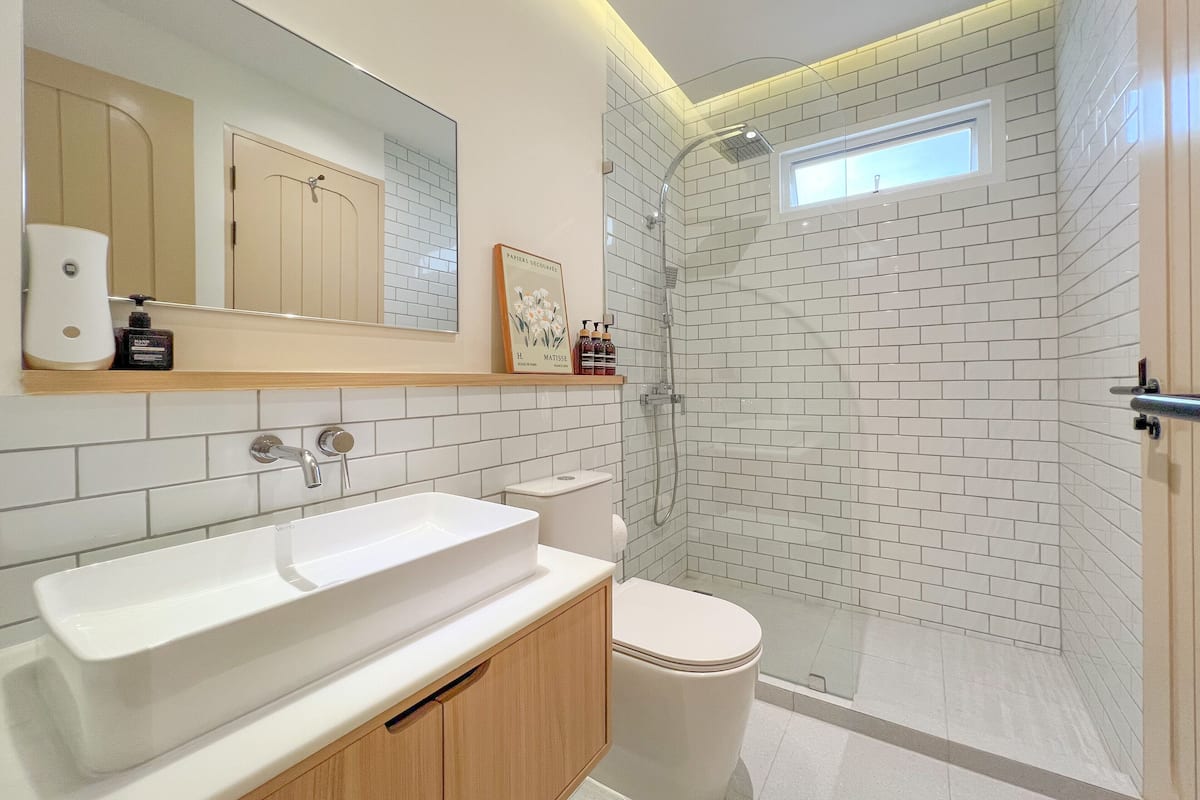 Casa, balcón, vista al canal | Baño | Regadera, secadora de cabello, toallas, jabón