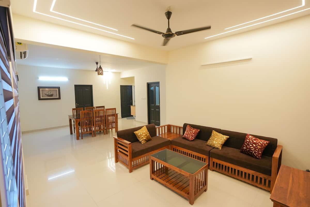 Deluxe Suite, 3 Bedrooms, Balcony, City View | Living area | TV