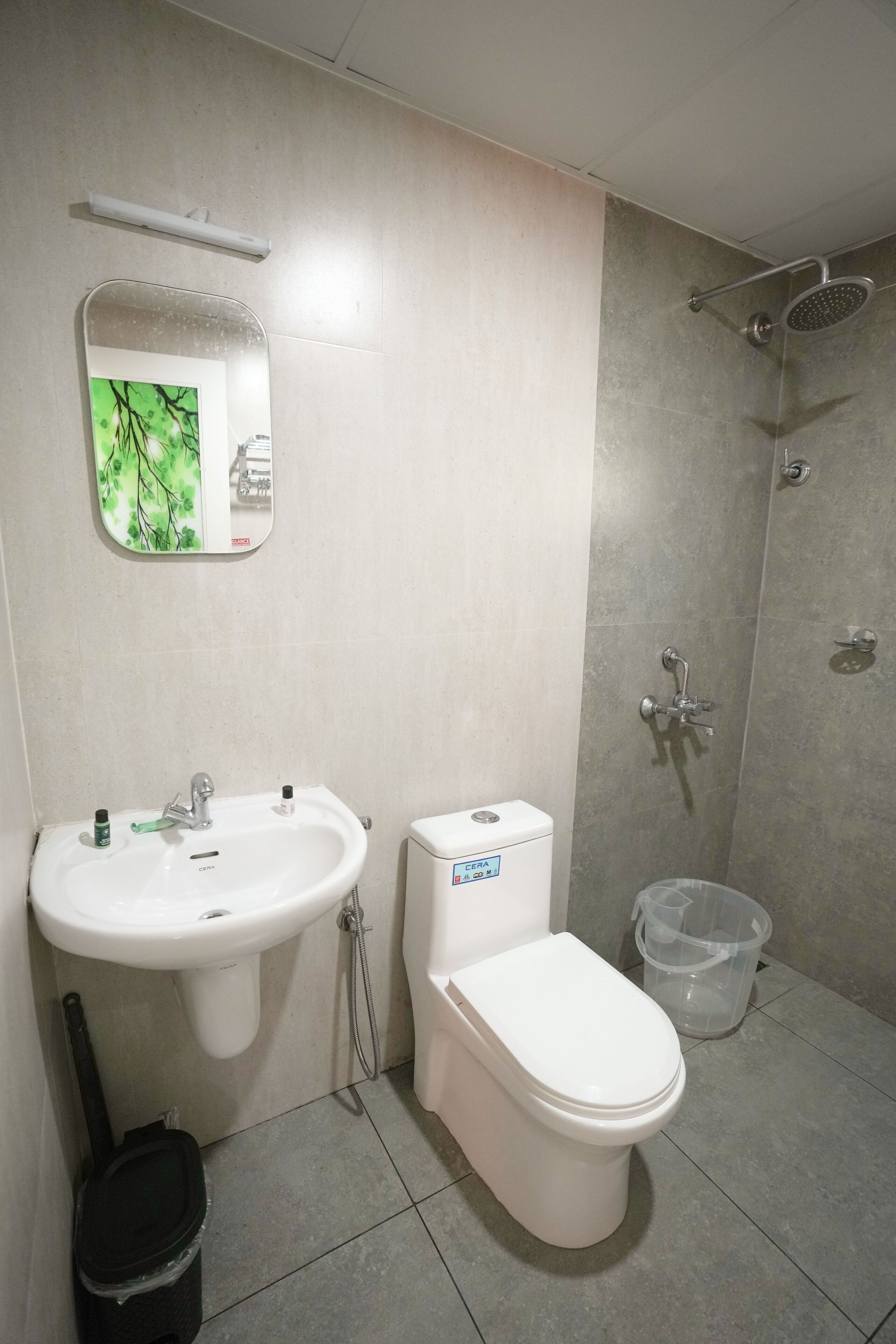 Un baño con lavamanos, inodoro y ducha.