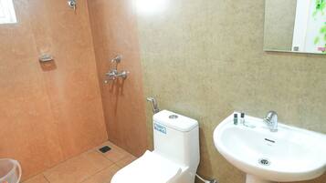 Deluxe Suite, 3 Bedrooms, Balcony, City View | Bathroom