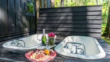 Outdoor spa tub