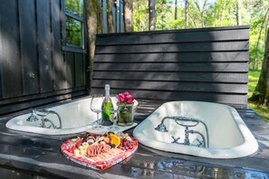 Outdoor spa tub - Romantic Cabin | Hot Tub, Soaking Tubs & Fire Pit (Bullard)