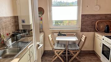 Kühlschrank, Mikrowelle, Ofen, Geschirrspüler