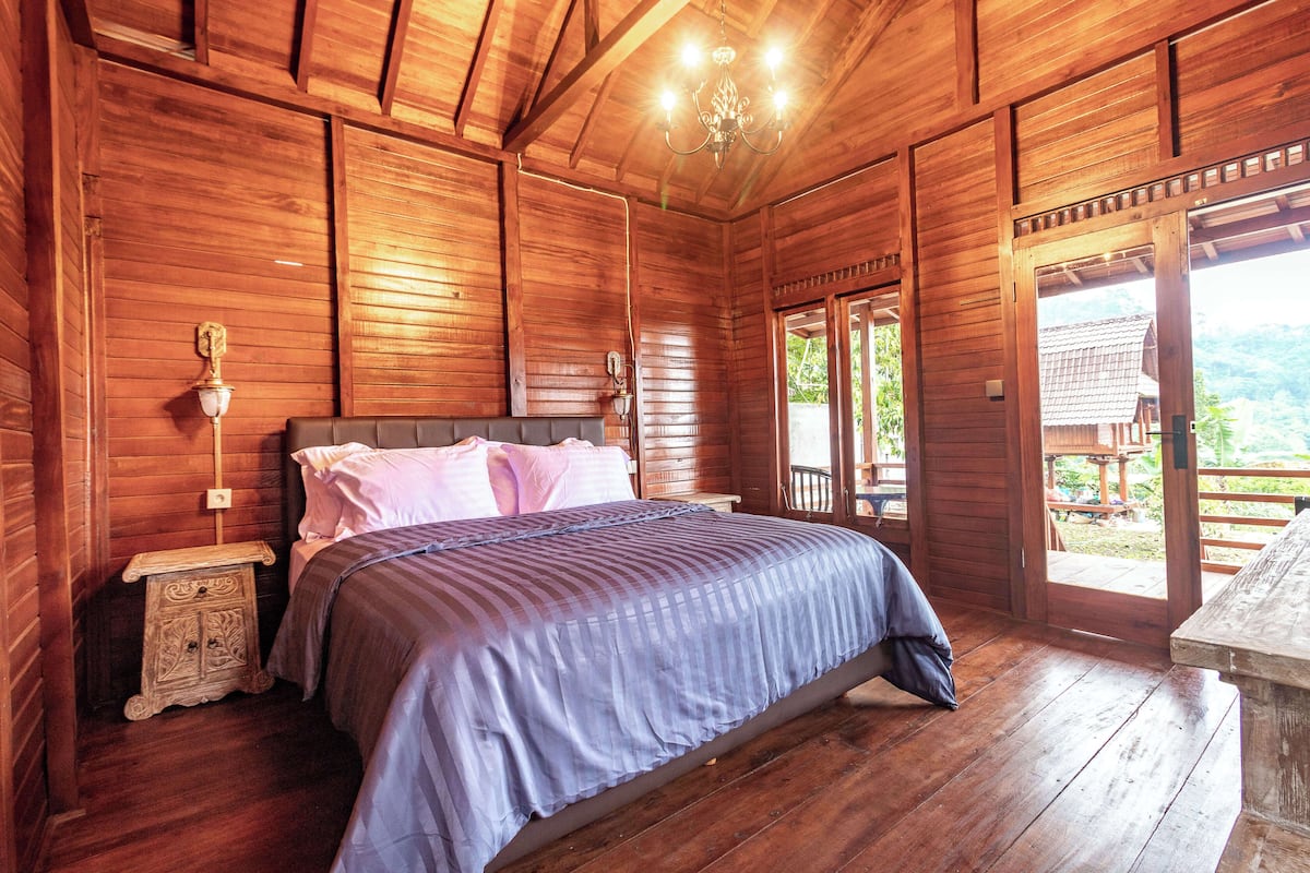 Wooden Villa with Garden View | Bàn, truy cập Internet không dây miễn phí