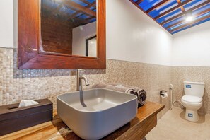 Wooden Villa with Garden View | Badezimmer | Dusche, Handtücher, Seife, Shampoo