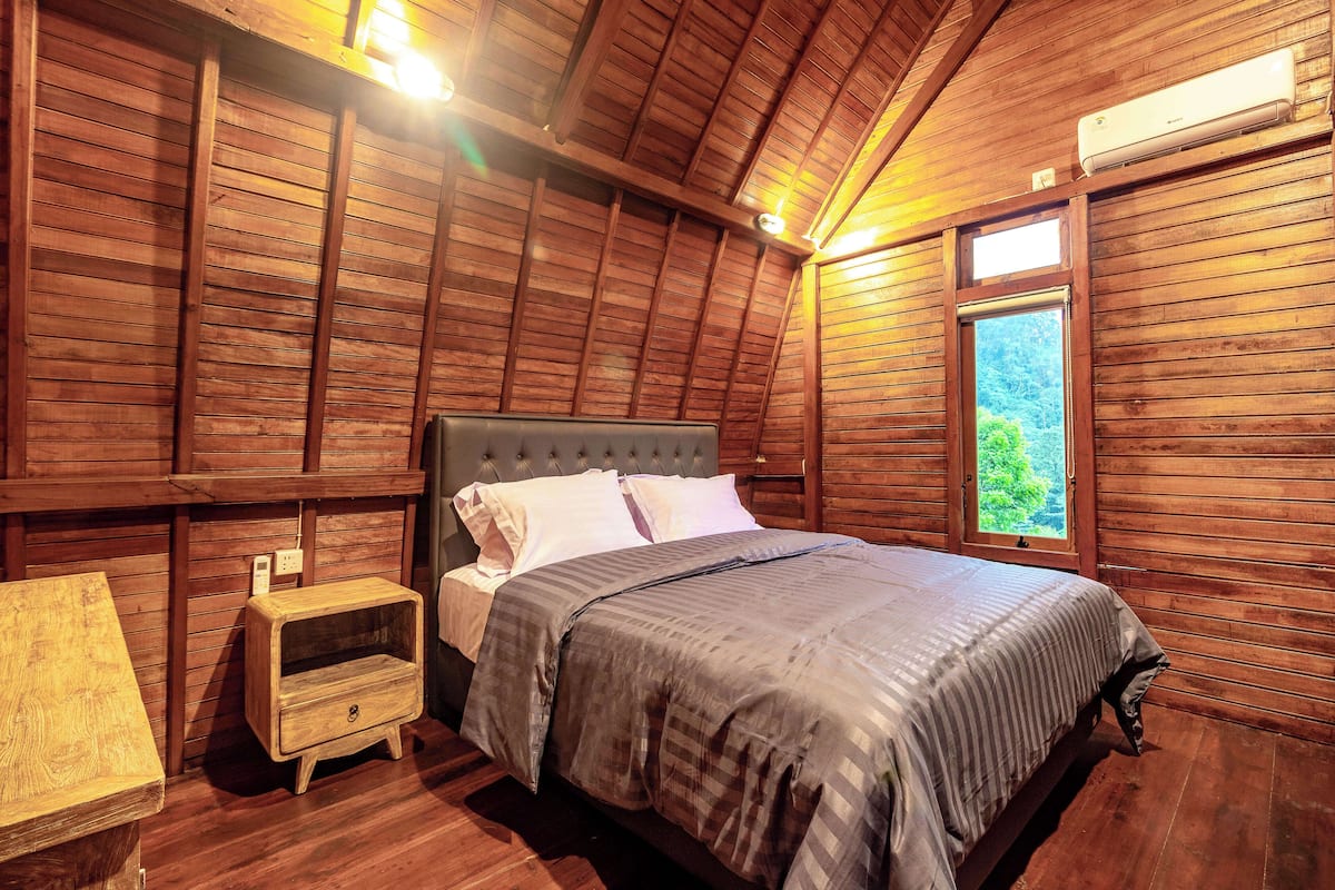 Two-Bedroom Villa with Mountain View | Bàn, truy cập Internet không dây miễn phí