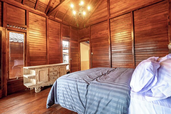 Wooden Villa with Garden View | Bàn, truy cập Internet không dây miễn phí 