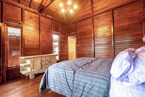 Wooden Villa with Garden View | Bàn, truy cập Internet không dây miễn phí