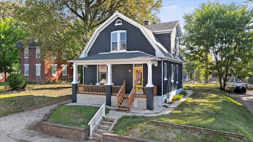 Historic Pet Friendly Home—Fast WiFi—King Beds