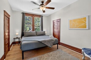 3 bedrooms, desk, iron/ironing board, free WiFi - Historic Pet Friendly Home—Fast WiFi—King Beds (Belleville)