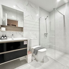 Ducha, secador de pelo, toallas