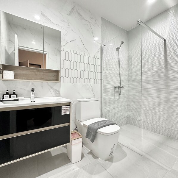 Shower, hair dryer, towels