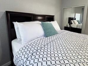 7 bedrooms, desk, iron/ironing board, travel crib - 7BR-5bath-Near ScenicTrail/Easy Access to Downtown (Northglenn)