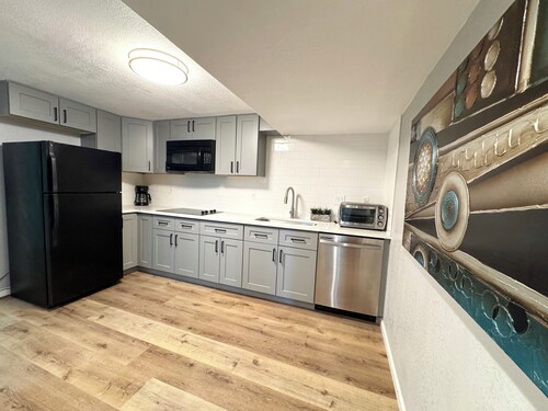 7Bedroom-5bath-Large Corner Lot, Near Scenic Trail/Easy Access to Downtown