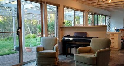 Tranquil home 5 minutes from Rosedale Beach, peaceful surrounds and creek