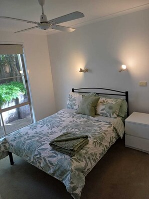 2 bedrooms, desk, travel crib, free WiFi - Tranquil home 5 minutes from Rosedale Beach, peaceful surrounds and creek (Rosedale)