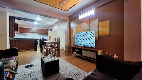 Living area. Enjoyable 2-bedroom, 2-bathroom apartment with heating and Wi-Fi in Uyuni