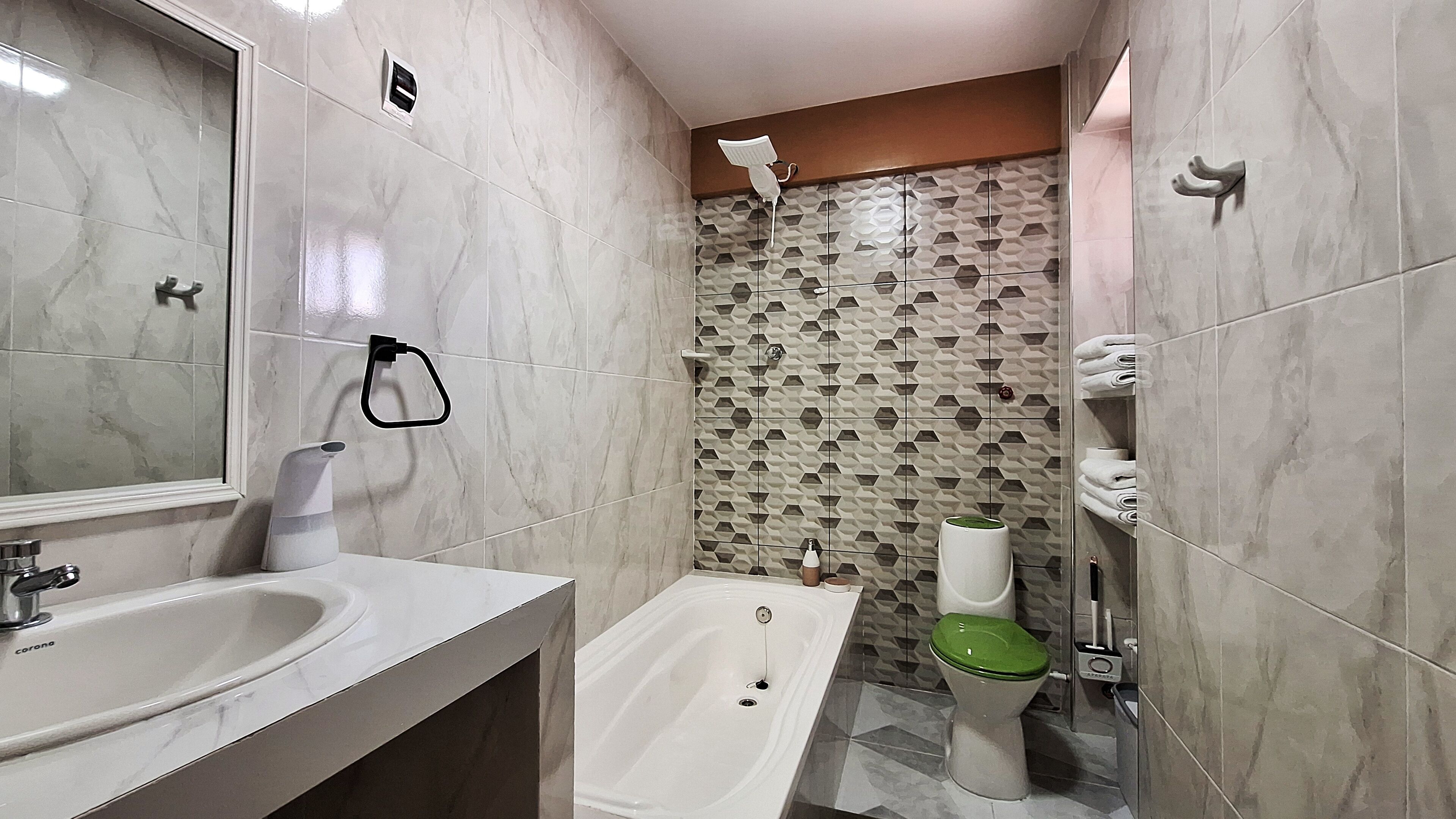 Haartrockner, Handtücher, Seife, Toilettenpapier