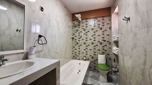 Secadora de cabello, toallas, jabón, papel de baño 