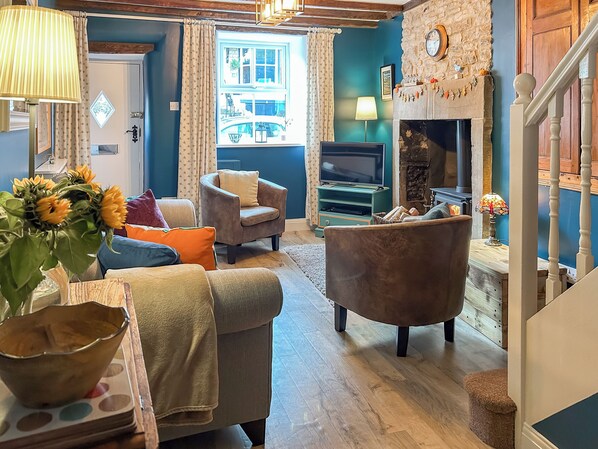 Fireplace - 2 bedroom accommodation in Tideswell (Tideswell)