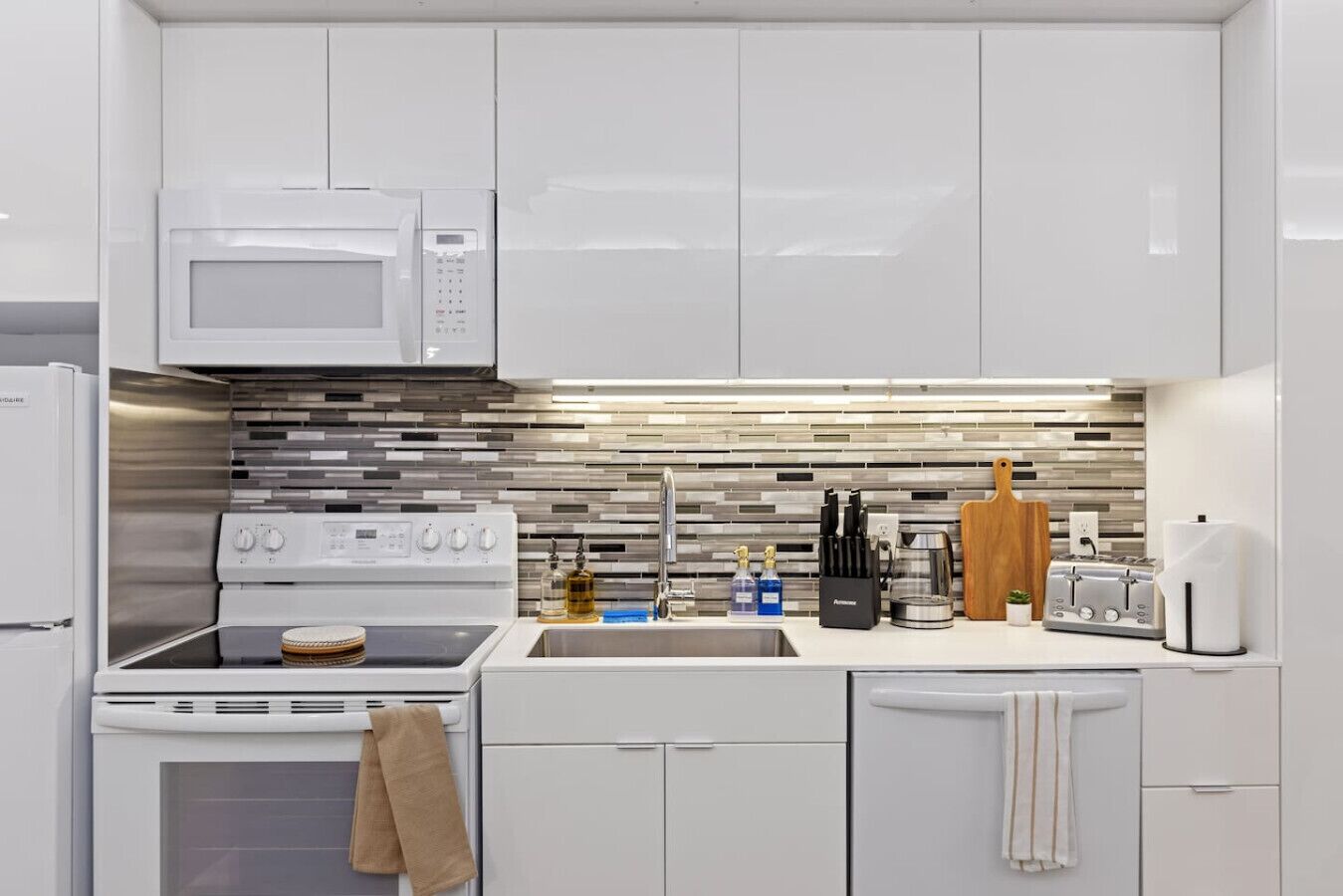 Jääkaappi, mikroaaltouuni, uuni, liesi