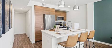 Jääkaappi, mikroaaltouuni, uuni, liesi