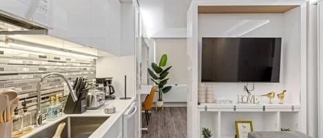 Réfrigérateur, micro-ondes, four, plaque de cuisson