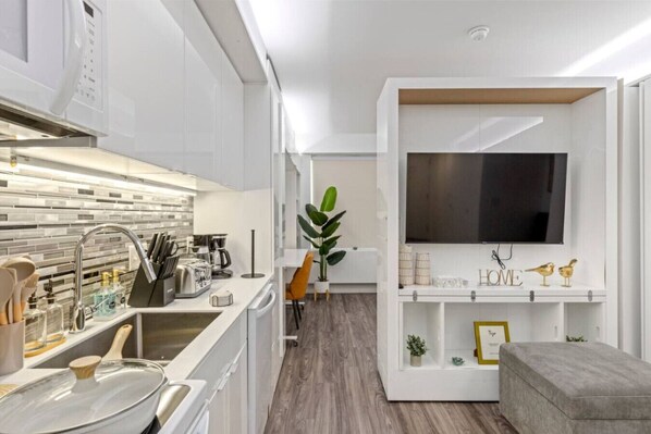 Fridge, microwave, oven, stovetop - FreeParking+NearMusuems+LittleItaly+Rooftop (Cleveland)