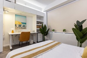 1 bedroom, desk, iron/ironing board, travel crib - Charming Studio with Rooftop Views near University (Cleveland)