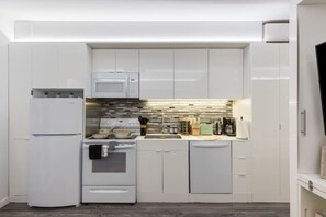 Fridge, microwave, oven, stovetop - Charming Studio with Rooftop Views near University (Cleveland)