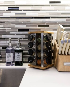 Miscellaneous - Charming Studio with Rooftop Views near University (Cleveland)