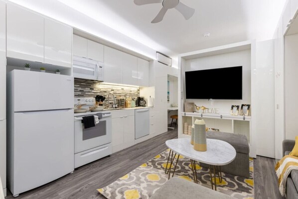 TV - Charming Studio with Rooftop Views near University (Cleveland)