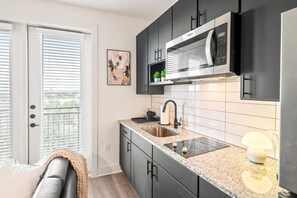 Jääkaappi, mikroaaltouuni, liesi, kahvin-/teenkeitin